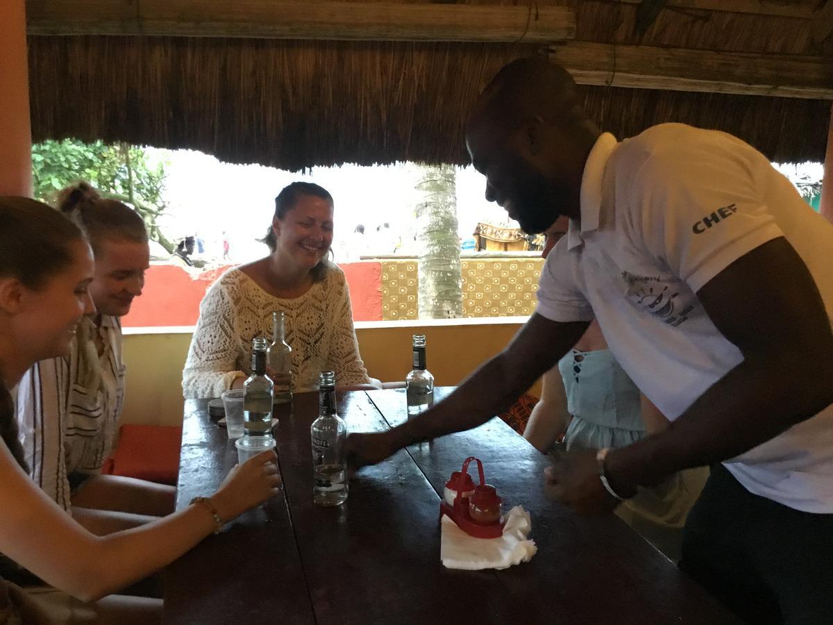 Big Milly'S Backyard Hotel Kokrobite Bagian luar foto